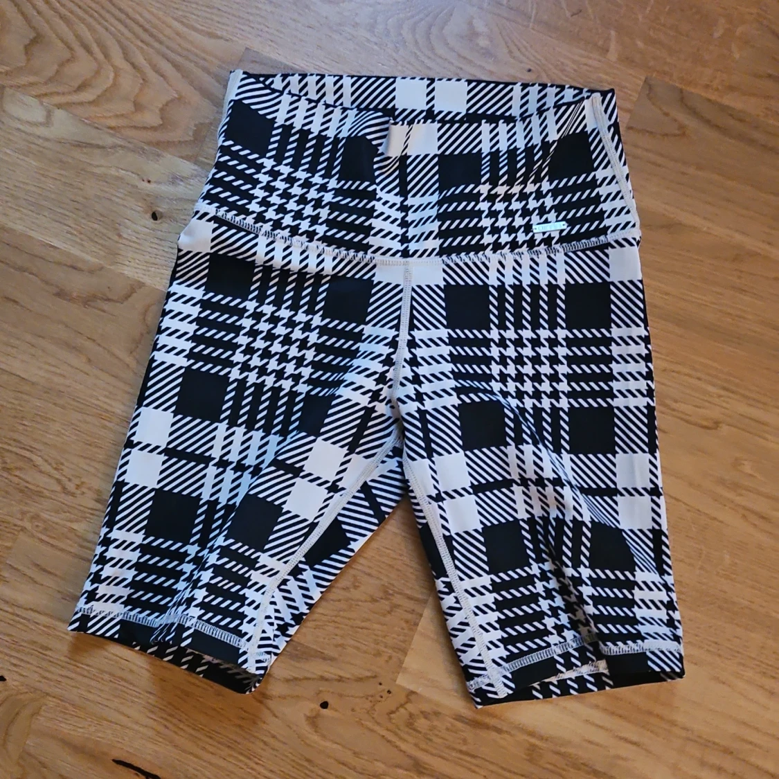 Svartbeige rutiga "cykelbyxor" från Aim'n - 1