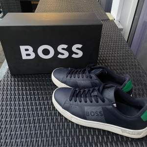 Säljer ett par navy sneakers från Boss i strlk 42. Material läder och funkar bra som vinterskor! Skick 8.5/10 ✅Hör av er vid andra frågor 🙏