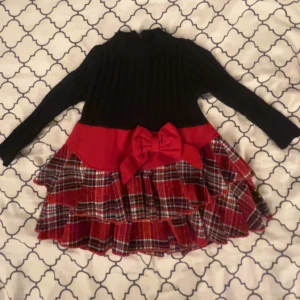 Svart och röd klänning med rosett - Passar till  2-3 år