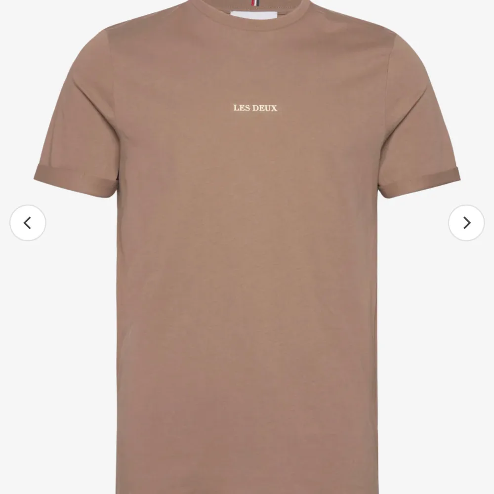 Säljer en stilren beige/brun t-shirt från Les Deux. Det är samma som på bilden, fast med svart text istället! Sparsamt använd. Säljes för 150kr eller tillsammans med den andra T-shirten från les deux i min profil, för 200kr.. T-shirts.