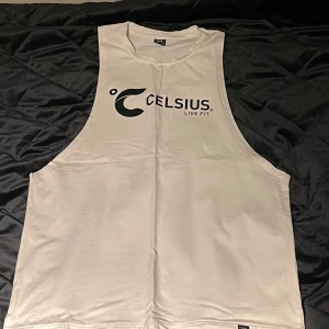 Vit linnetopp från Celsius - Vitt linne från Celsius x Relode.                                     Helt oanvänt