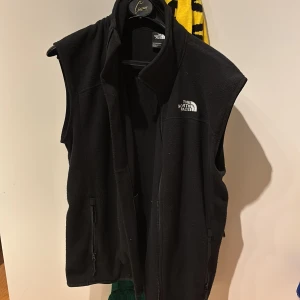 Svart fleeceväst från The North Face - Säljer en svart fleeceväst från The North Face i mycket bra skick. Fick present av morsan för 4 månader sen men har inte använda den så mycket