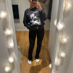 Svarta jeans med slits - Säljer ett par svarta zara jeans i mycket bra skick. De har en straight passform och slits🖤
