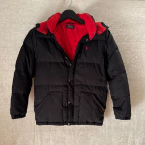 Ralph lauren jacka - Säljer nu denna riktigt feta Ralph Lauren jacka i fint skick, perfekt nu till vintern❄️ | Passform: storlek XS | Kan mötas i Stockholm! | PRIS KAN DISKUTERAS! | Så om du är ute efter en riktigt härlig vinterjacka hör av dig eller om du har några funderingar eller behov av mer bilder👊🏼😊