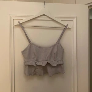 Topp / pyjamastopp Lounge Underwear - Pyjamastopp i grått från Lounge Underwear som knappt är använd. Säljer matchande shorts till.