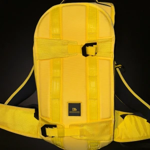 Limited Edition Db (Douchebag) - Säljer en Limited Edition Yellow skidryggsäck från Db. Den har en stilren design med praktiska dragkedjor och justerbara remmar. Detta är modell Explorer som är deras mest avancerade skidryggsäck. Den har eget fack för skidglasögon och mycket mer. Den rymmer 20L. Kostar ca 3000kr ny. Den är näst intill ny då jag bara använt den cirka någon enstaka gång! 