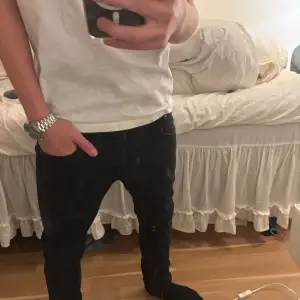 Tja, Säljer nu dessa sjukt snygga nudie jeansen i grymt skick. Storleken är 29/32. Modellen är 175cm lång. Sitter Slimfit. Vid frågor är det bara o höra av sig!🤩