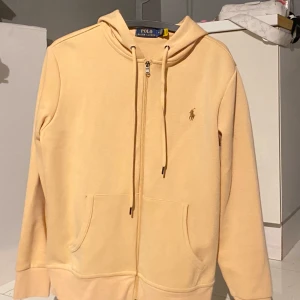 Beige hoodie från Ralph Lauren - Säljer en stilren beige polo hoodie. Endast testat i my let bra skick. Pris kan diskuteras 
