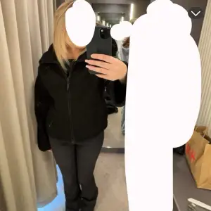 Snygg och bekväm svart fleecejacka med dragkedja framtill. Perfekt för kyliga dagar och enkel att matcha med olika outfits. Jackan har långa ärmar och en hög krage. Väldigt populär från hm, köpt förra året i oktober och använd några gånger. Säljer pågrund av att den inte kommer till användning. Hör av er vid intresse❤️ Sänkt pris vid snabb affär. Den är i storlek M och passar mig som är 162 samt att de går att ha hoodie under.