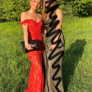 Röd balklänning i spets med öppen rygg - Köpte den av en tjej och endast använd vid ett tillfälle, sååååå snygg och bekväm, nät vid ryggen så att det ser öppet ut. Nypriset var 6999kr🌟