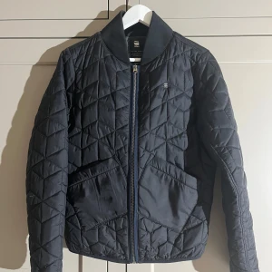  G-Star RAW jacka  - Snygg mörkblå quiltad jacka från G-Star RAW med dragkedja framtill. Jackan har en ribbad krage och långa ärmar. Nyskick. 
