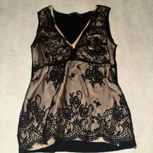Vintage topp - Vintage topp från LIU•JO. Storleks lappen finns inte kvar men skulle säga att det är en S. Stretchigt material och passar fler storlekar, S-M. Köpt second hand men är i fint skick.