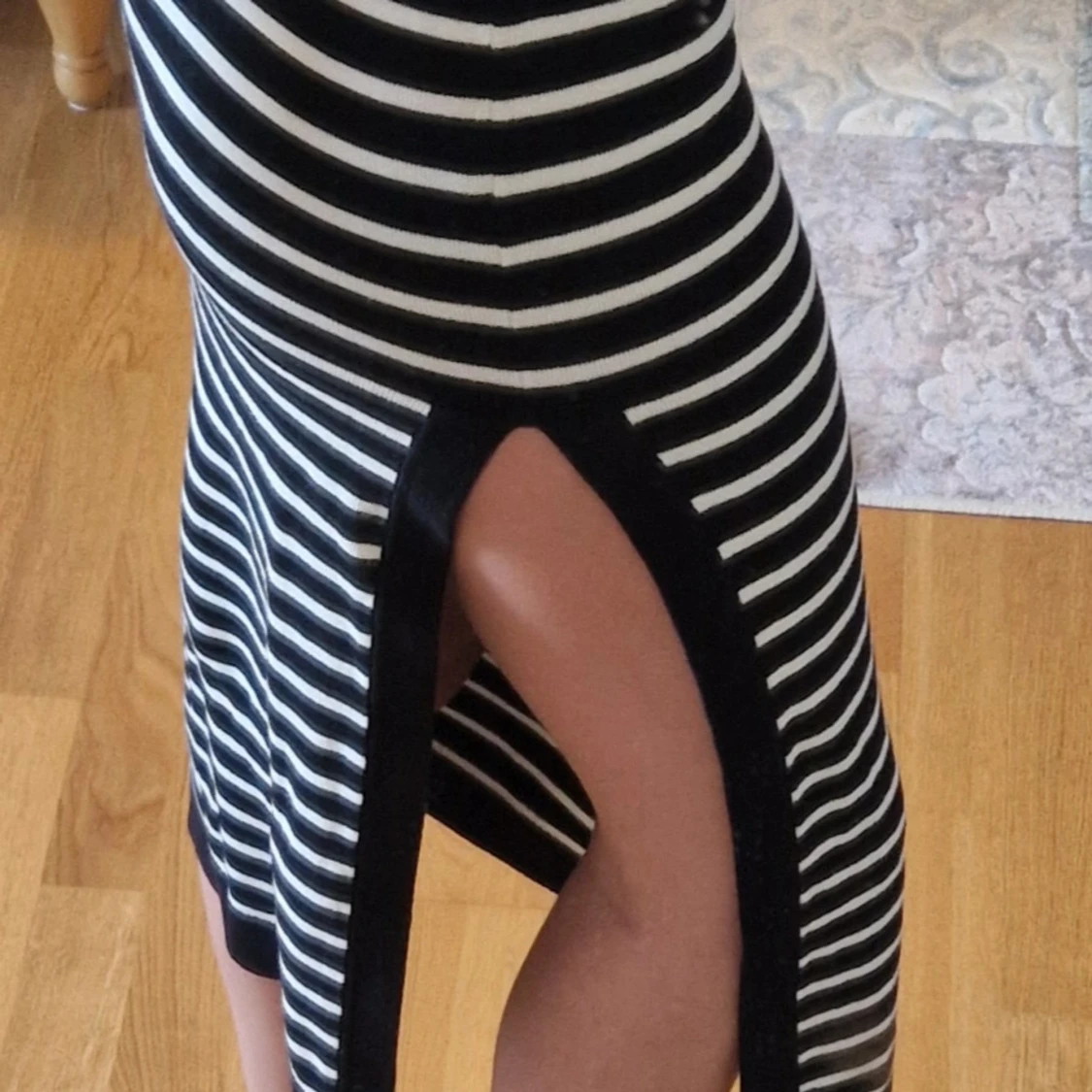 Svartvit randig klänning - 91