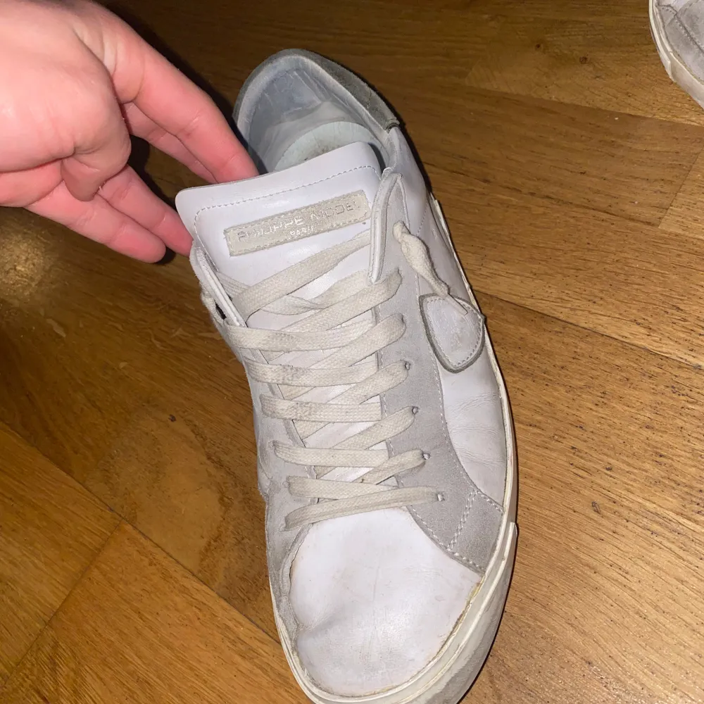 Säljer ett par vita sneakers från Philippe Model. De är 6/10 i skick och därmed priset lite lägre. De är i storlek 46. Vid snabb affär kan priset sänkas!!. Skor.