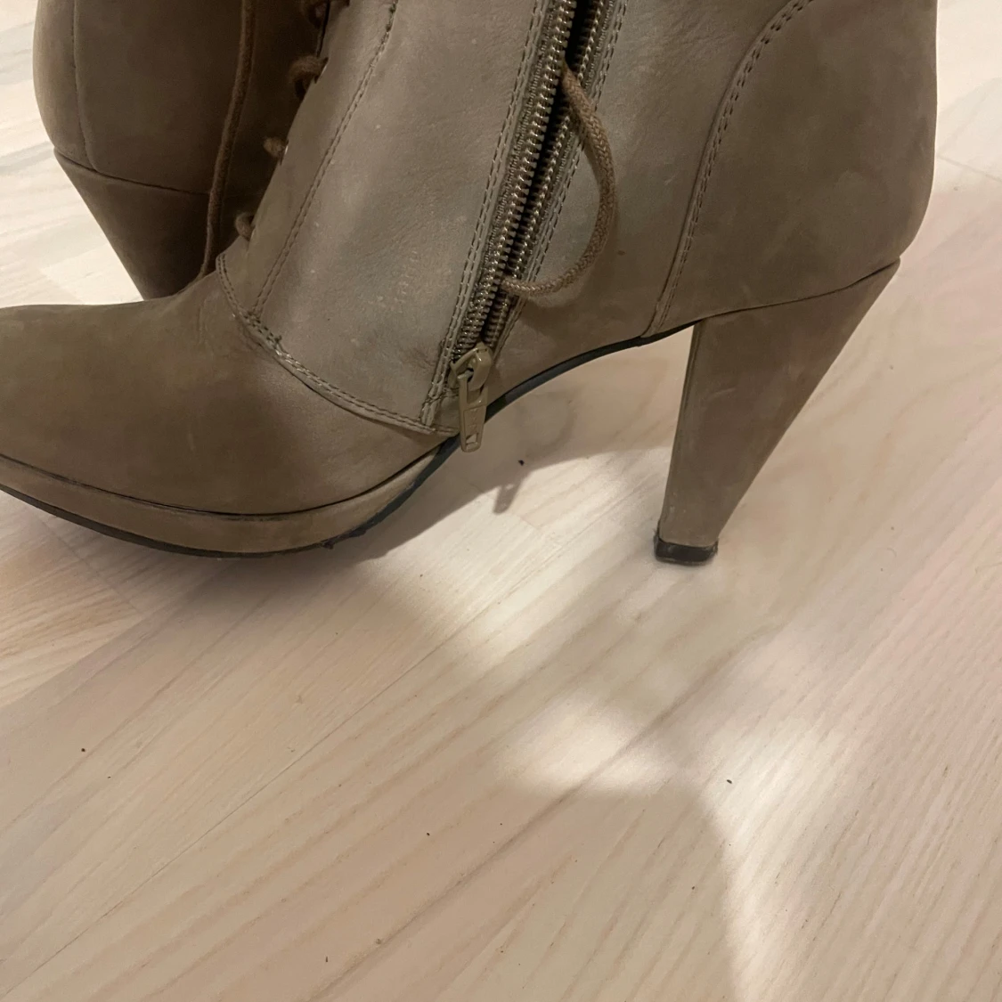 Beige boots med klack och snörning - 90