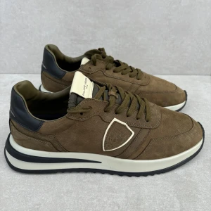 Philippe Model  - tt par riktigt snygga skor || perfekta nu till vintern || strlk 44 || skicket är 10/10 ( HELT NYA ) || vid köp medföljer box och tags || hör av er vid intresse!