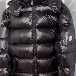 Svart maya jacka från Moncler - Strolek 2, nfc Scan, helt ny. Vill sälja denna jacka eftersom att jag inte har nån användning av den. Köpte den för en vecka sen. Pris går att diskutera