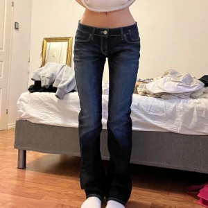 Jeans  - Midjemått 38cm, innerbenslängd 81cm❤️