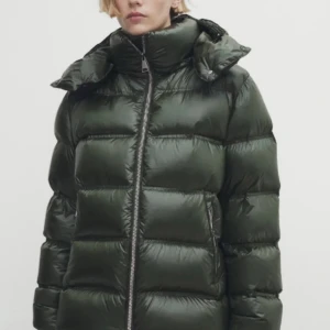 Massimo dutti jacka  - Grön Massimo dutti jacka, bara använd några gånger. Går att förhandla 