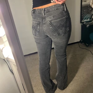 Grå jeans från Gina! - Snygga grå jeans från Gina med broderade detaljer på bakfickorna. De har en klassisk femficksdesign. Helt oanvända(endast testade) 