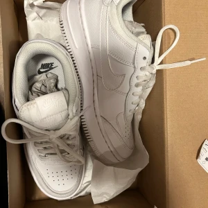 Vita Nike Air Force 1 Shadow - Använda ett fåtal gånger, kommer i original kartong