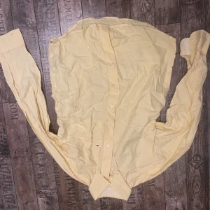 Gul skjorta från Tommy Hilfiger - Säljer en snygg gul skjorta från Tommy Hilfiger i storlek S. Skjortan har långa ärmar och knappar framtill. Perfekt för både vardag och fest! 💛