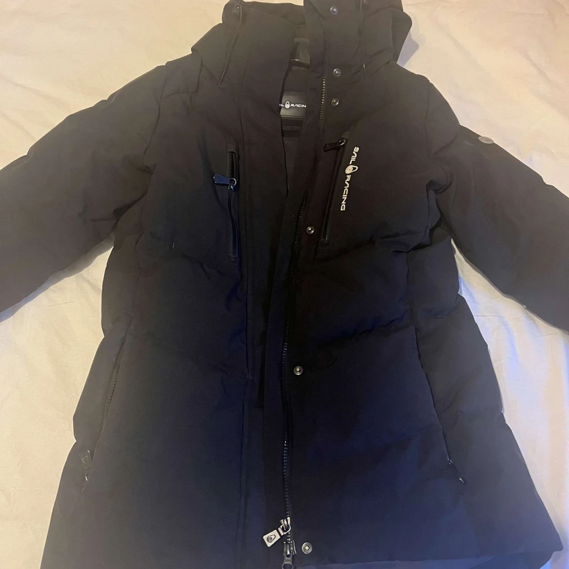 Svart dunjacka från Sail Racing