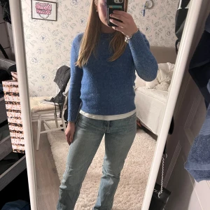 Ljusblåa midwaist jeans  - Säljer ett par midwaist jeans från Zara. Perfekt passform. 