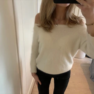 Stickad tröja  - Så sjukt fin stickad off-shoulder tröja i kaninpäls från Ann Tailor😍 sparsamt använd och väldigt bra kvalitet så kommer hålla sig fin länge!! 