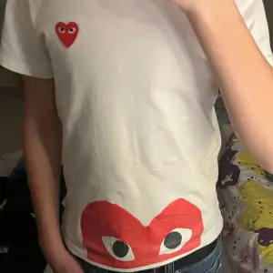 Asfet t shirt från cdg! Unik design. Den är i superskick. Tveka inte att ställa några frågor😀