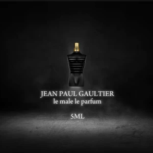 Jean Paul Gaultier Le Male Le Parfum - Jean Paul Gaultier Le Male Le Parfum i en elegant svart flaska formad som en manlig torso. Doften har varma kryddiga toner med inslag av vanilj, lavendel och träiga noter. Perfekt för den som söker en djup och aromatisk upplevelse. Vid minsta fråga eller fundering, hör av er🤝