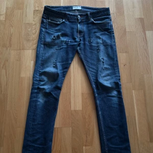 Dobber jeans - Säljer dessa feta jeans med slitningar i storlek 32/34 från märket Dobber. Dem är använda men fortfarande i väldigt bra skick! Hör av dig vid minsta fundering!