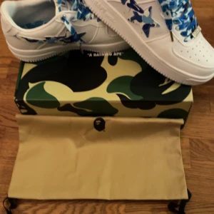 Bapestars  - Säljer nu mina feta bapes för att dom passar inte dom är knappt använda som ni ser på bilderna har kvar dustbag och box priset kan diskuteras vid snabb affär hör gärna av er vid frågor :)