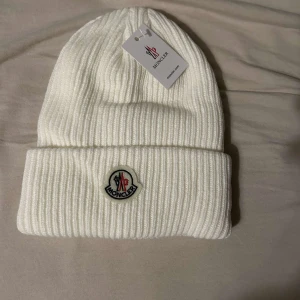 Moncler Mössa - Säljer en snygg vit mössa från Moncler i helt ny skick