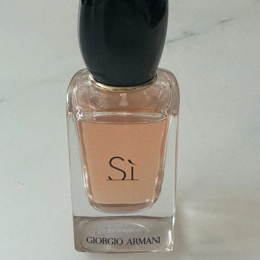 Säljer min Giorgio Armani SI parfym. Endast testat den 2-3 ggr så är i princip full. Flaskan är 30ml. . Parfym.