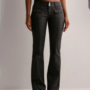 Lågmidjade bootcut  - Jättesnygga lågmidjade bootcut ”skinnbyxor” från Nelly. Helt slutsålda, nypris 700kr. Så snygga och fin passform! 💖