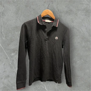 Moncler piké - Moncler piké | Färg: Svart/Mörkgrå ⚫️🩶| Skicka 8/10 |Storlek S | Nypris: 3800. Mitt pris: 1250