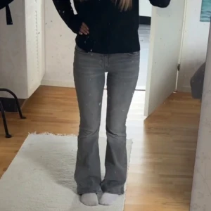 Gina tricot jeans - Low waist jeans från gina tricot original pris 500kr. Använt typ 5 gånger, inga defekter eller fläckar. 