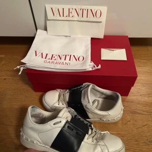 Valentino open skor - Säljer ett par snygga Valentino open sneakers i vitt och navy blått i storlek 40 . Säljer de då de inte kommer till användning längre . De är i bra skick med lite slitage på sulorna. Skicket på skorna är 8/10. Allt og finns inklusive kvittot där ny priset är 7200 kr. Mitt pris är 2100 kr priset kan diskuteras via snabb affär🙌