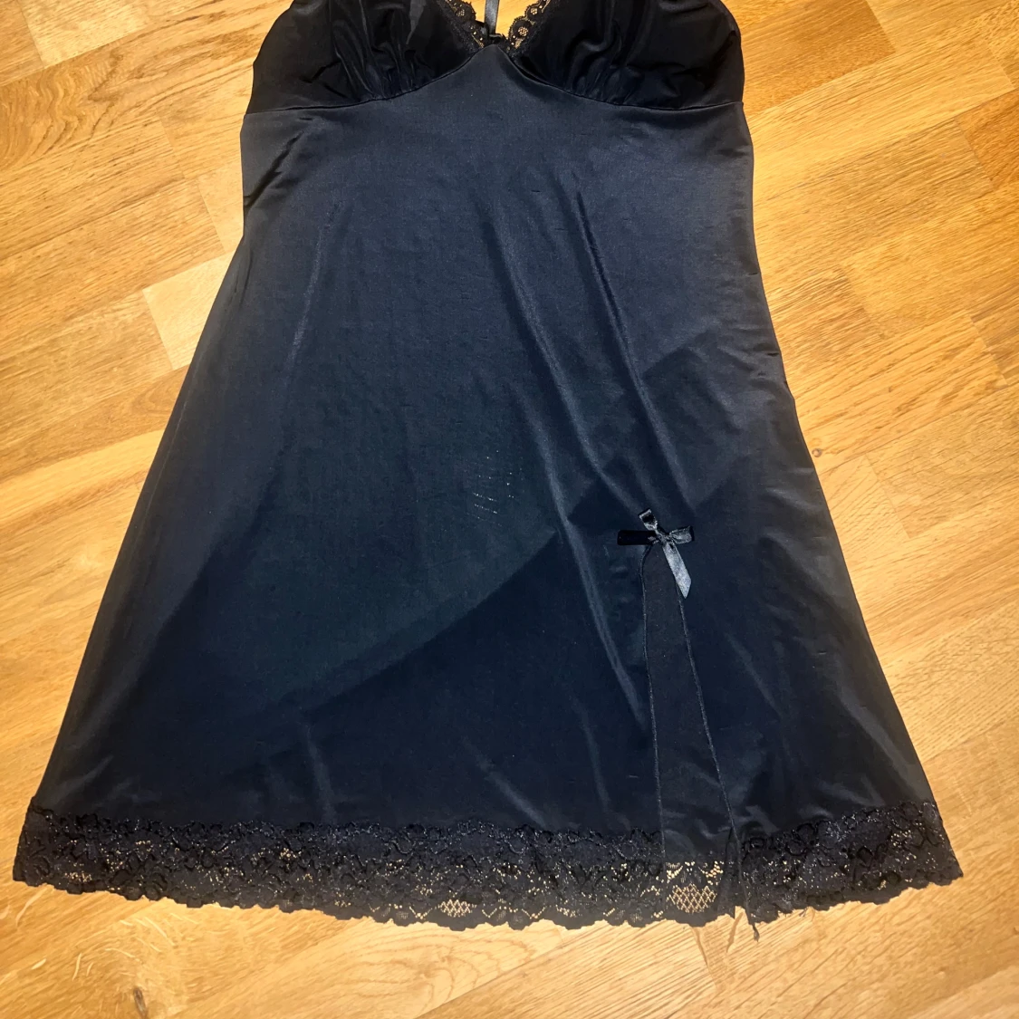 Svart nattlinne med spetsdetaljer - 90