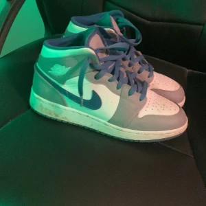 Nike Air Jordans  - Jordan 1 blue cement storlek 38 men passar 39. Använda 3 ggr. Lite smutsiga av men går bort med en liten tvätt.