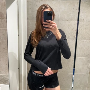 Svart långärmad tröja från Lululemon - Säljer en helt oanvänd lululemon tröja som tyvärr är för stor för mig! 