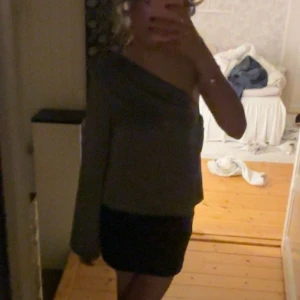 Grå offshoulder tröja - Säljer en satin grå offshoulder tröja med lång ärm. Perfekt för nyår!