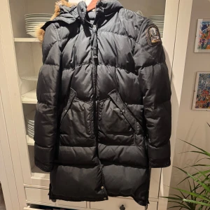 Para jumper svart - Säljer en snygg svart dunjacka från Parajumpers i mycket bra skick. Jackan har en fluffig pälsdetalj på huvan och praktiska fickor med dragkedja. Perfekt för kalla vinterdagar! Tryck gärna på köp nu 💞
