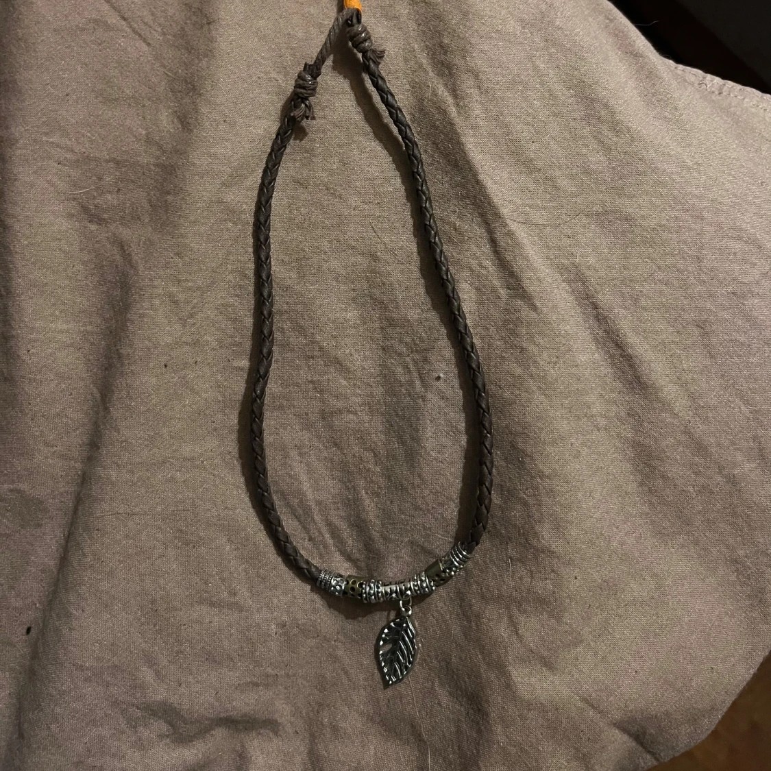 Flätat halsband med lövberlock