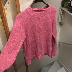 Rosa tröja från Vero Moda - Säljer en superfin rosa tröja från Vero Moda i storlek XS. Den är jättebekväm och inte alls nopprig. Supermysig 🥰