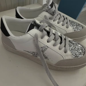 Sneakers Sthlmstil - Superfina sneakers från dressy i stockholmsstil, aldrig använda i stl 38🫶🏼