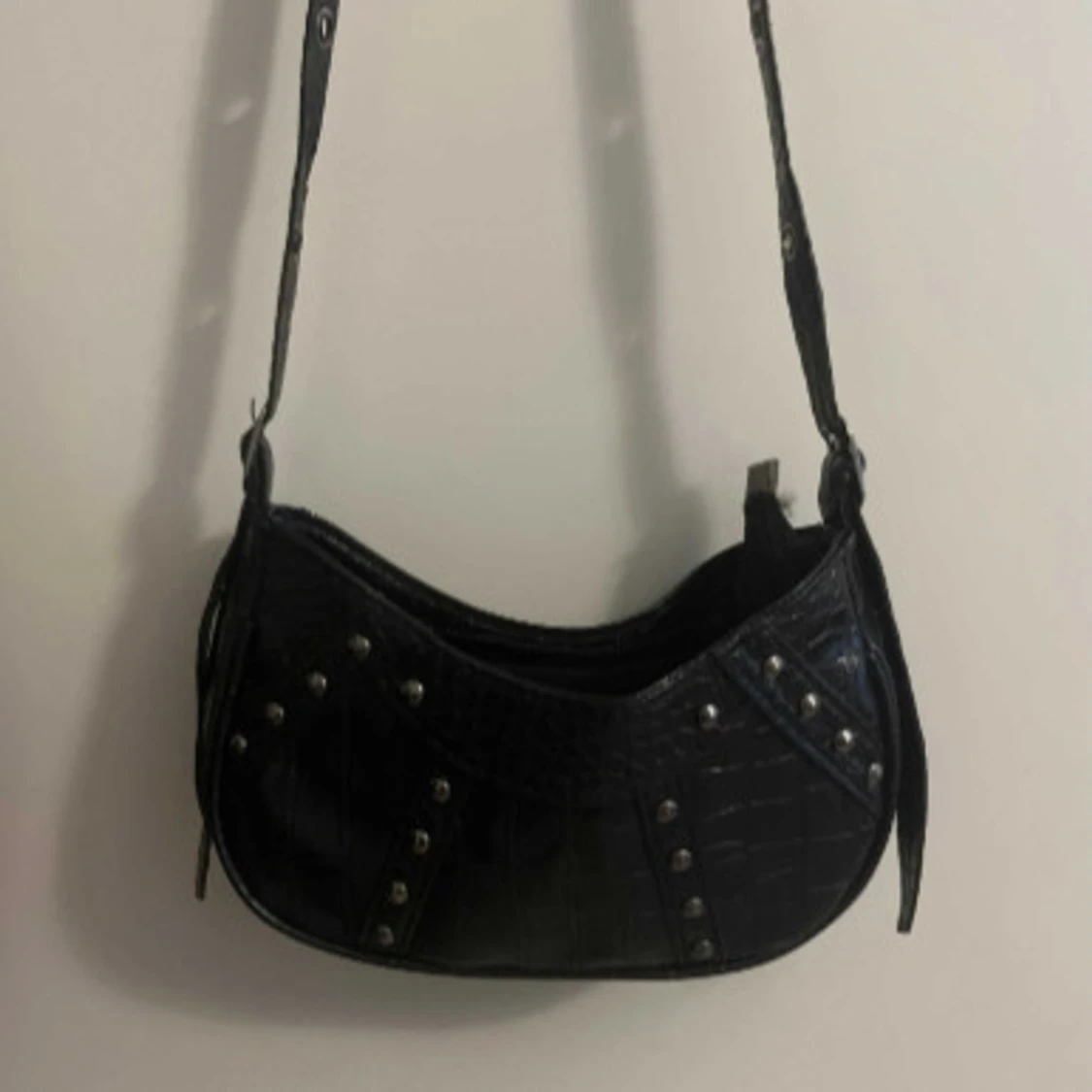 Svart axelväska med nitar - 90