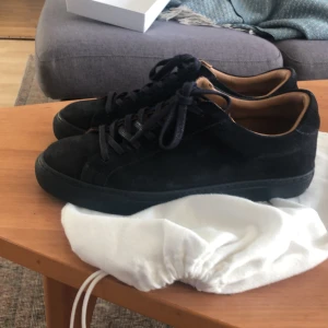 Mörkblå mocha skor från skolyx - Säljer mina mocha skor från skolyx. Köpte dom i slutet av augusti detta året så har inte haft dom så länge. har inget kvitto den ligger på mejlen. Jätte fint skick inga försliting på dom eller något.  