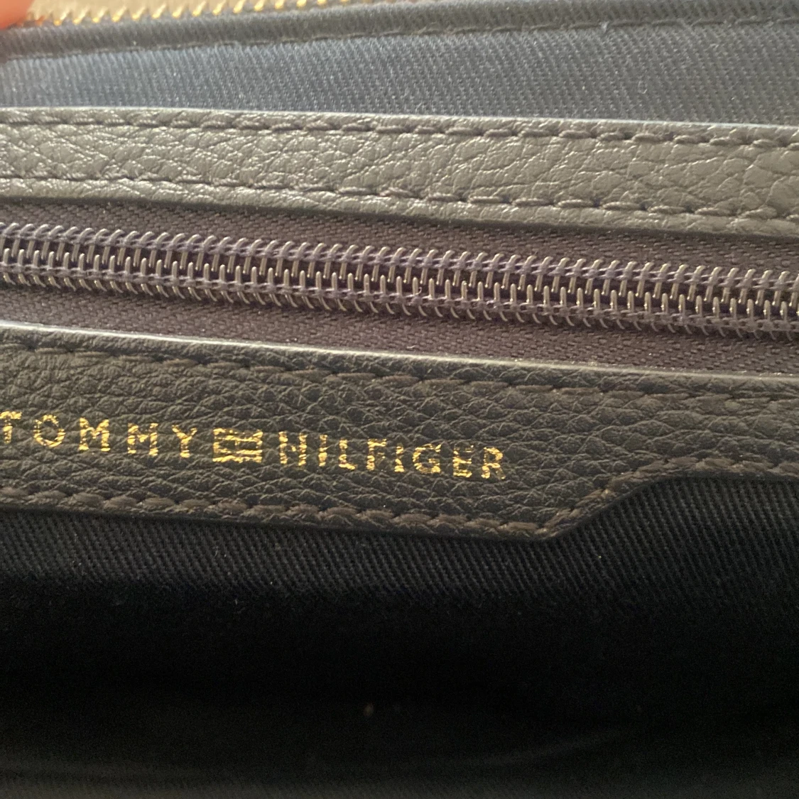 Mörk blå axelväska från Tommy Hilfiger - 92